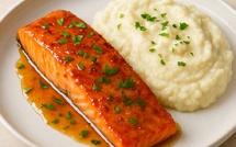 Saumon au miel et zaatar, purée aérienne de chou-fleur : la recette chic, saine et irrésistible qui s’impose sur les tables marocaines.