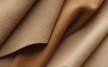 Neutralité, nuance et peau : la montée des teintes “minérales” en mode féminine