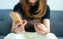 Chute vs perte de cheveux : comprendre et prévenir le phénomène