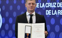 Toni Kroos reçoit la Croix du Mérite au Bernabéu