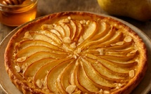Tarte fine poire-amande-miel : la douceur d’hiver en 20 minutes