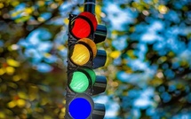 Les États-Unis inventent le premier feu bleu : la route entre dans l’ère des voitures autonomes