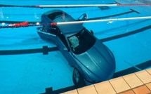 Une voiture de luxe finit dans la piscine au milieu des nageurs