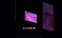 La Chine dévoile le “téléviseur volant”: une affiche LED haute définition portée par drone