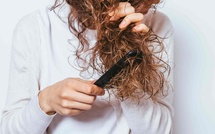 Démêlage : cheveux mouillés ou secs, qui gagne le duel ?