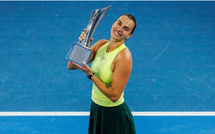 Tennis – Brisbane : Aryna Sabalenka domine Marta Kostyuk et soulève le trophée