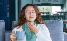 Mal de gorge : boire chaud ou froid, que choisir ?
