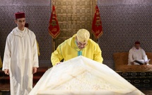 SM le Roi Mohammed VIse recueille sur la tombe de Feu SM le Roi Mohammed V,