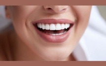 Habitudes à table: ces aliments et gestes qui abîment l’émail et ternissent le sourire