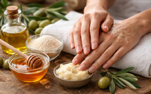 Mains rêches au réveil ? Le rituel de nuit à 3 ingrédients qui change tout sans effort