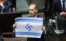 Varsovie : Un député brandit un drapeau Israélien frappé d'une Croix Gammée