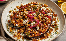 Aubergines caramélisées, feta et pois chiches grillés : le secret des dîners qui font parler