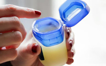 La vaseline, un produit simple devenu incontournable dans les routines de soin