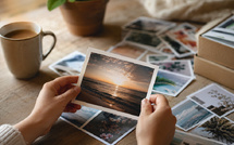 Tenir une photo entre ses mains : le luxe qu'aucune appli ne remplace