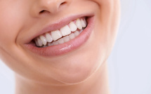 Vous avez encore une dent de lait à l’âge adulte ? Ce phénomène touche jusqu’à 1 personne sur 10