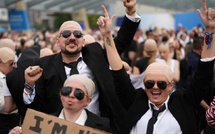 Pitbull transforme Londres en réunion de faux chauves et décroche un record improbable