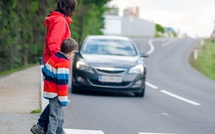 Pourquoi certaines personnes remercient toujours les automobilistes au passage piéton, selon la psychologie