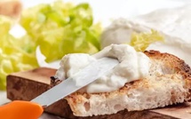 Moins gras que la mozzarella, ce fromage italien séduit par sa légèreté et ses bienfaits nutritionnels