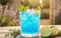 Fini le mojito : ce cocktail bleu azur des années 70 s’impose comme la nouvelle star des soirées d’été