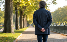 ​Les mains derrière le dos : cette posture nous aide-t-elle vraiment à mieux réfléchir ?