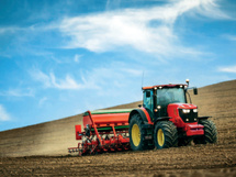 Assurance agricole : parapluie sous un ciel fissuré